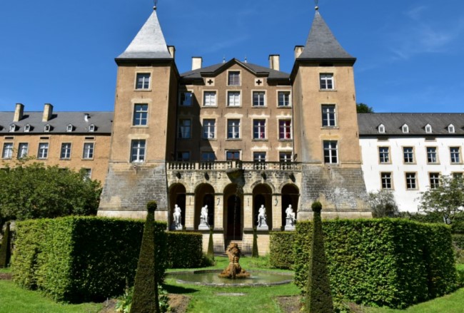 Luksemburg Dolina Siedmiu Zamków, reprezentacyjna fasada południowa Grand Chateau d`Ansembourg