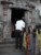 Pielgrzymi przed wejściem do świątyni